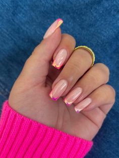 40 Trendy French Tip Nails For A Modern Twist Pink Chrome Nails, Manikur Kuku, Nagellack Trends, French Tip Nail Designs, Pink Chrome, Broken Nails, Summery Nails, Pretty Nail Designs