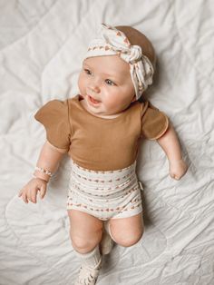 Super sweet baby bummies. Baby bummies with trendy and minimal designs. Cute summer baby bummies, baby girl diaper covers, boy diaper covers, stylish baby bummies. Boho baby clothes. Clothes Country, Baby Clothes Country, Boho Baby Clothes, Preemie Clothes, Basic Embroidery, Baby Life Hacks, Top Knot Headband, Baby Bottoms, Stylish Baby