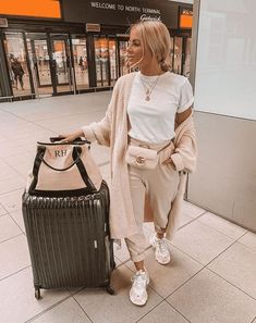 Ruby Holley, Airplane Travel Outfits, Aeroplane Outfit, Flight Outfit Airport Style, Airport Outfit Spring, Comfortable Airport Outfit, Best Travel Outfits For Women, Chic Airport Outfit, Airport Outfit Ideas