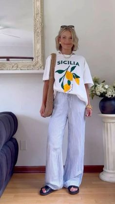 Striped Flowy Pants Outfit, Linen Pants And Oversized Shirt, Casual Loose Pants Outfit, Outfits For Home Comfy Summer, Coastal Street Style, Relaxed Work Outfit Summer, Stripped Pant Outfits Summer, Linen Airport Outfit, Linen Pants And Tshirt Outfit