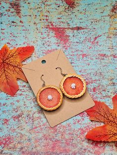 As the wind gets cooler and the leaves start to fall, there is no greater way to celebrate the changing of the seasons than with these Prized Pumpkin Pie Earrings!🎃 Each pie is hand sculpted with Polymer Clay and nestled securely in their own individual tins! With the option to choose between a Silver plated fish Hook or clip on closures, everyone can enjoy this seasonal favorite! (Please determine backing below) Pie Earrings, Bangor, Le Vent, Christmas Deals, Holiday Deals, Fish Hook, Pumpkin Pie, Gift Baskets, Clip On