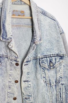 RARE vintage acid wash Levi's trucker jacket with cotton sleeves. Light blue wash of denim + gray sleeves. 100% cotton denim. White tab.Big size and long sleeves, for men.Overall condition: Great 7/10 (denim is a bit yellow; visible signs of use)Size: LargeBust: 47,25 inch / 120 cmLength: 25,25 inch / 64 cmWaist: 42,5 inch / 108cmOuter Sleeve: 26,75 inch / 68 cmInner Sleeve: 22 inch / 56 cmMore jackets from my shop:https://etsy.me/36AQsBZ--- SHIPPING ---Please allow to two working days for shipp Acid Wash Grunge Denim Jacket For Fall, Distressed Acid Wash Denim Jacket, Acid Wash Distressed Cotton Denim Jacket, Acid Wash Relaxed Fit Denim Jacket, Acid Wash Denim Jacket For Fall, Distressed Acid Wash Long Sleeve Denim Jacket, Distressed Acid Wash Denim Jacket With Long Sleeves, Acid Wash Distressed Denim Jacket, Acid Wash Distressed Long Sleeve Denim Jacket