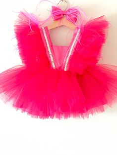 This Birthday Tulle Dress With Feather is prepared with great care for your birthday, photoshoots and parties. We can prepare this Girl Flamingo Tulle Dress in a different color ( red, pink, soft pink...) We have our own standard sizes for this item from 1 years to 12 years but ıf you want to order a custom size, you can message to us for the measurements ( height, weight, chest size, waist size, dress length on the knee from armpit ) We sew the dresses according to your measurements so please g Pink Toddler Dress, Flamingo Outfit, Feather Tutu, Flamingo Dress, Baby Girl Birthday Dress, Baby Summer Dresses, Birthday Girl Dress, Girl Birthday Themes, Photoshoot Dress