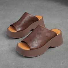 Women's Summer Casual Leather Platform Slide Sandals - Shoes GO1231 These stylish and comfortable sandals are perfect for a casual summer day. The platform sole adds a touch of height and style, while the open toe and pointed toe keep your feet cool and comfortable. The sandals are made of high-quality leather that will last for years to come. They come in a variety of colors to match your outfit, and they are sure to turn heads wherever you go. Features: Made of high-quality leather Platform so Summer Shoes Women, Platform Slide Sandals, Nice Sandals, Summer Heels, Women Slippers, Savate, Womens Summer Shoes, Women's Slippers, Shoe Size Conversion