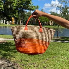 Handmade fique bag, made by artisans in the northeastern region of Colombia. Each fique bag is hand woven with great care mostly from Women head of household. Fique is a natural fiber that grows in the leaves of plants in the genus Furcraea. Mini Antigona, Suede Backpack, Studded Purse, Coach Crossbody Purse, Blue Wallet, Michael Kors Shoulder Bag, Blue Purse, Louis Vuitton Wallet, Orange Bag