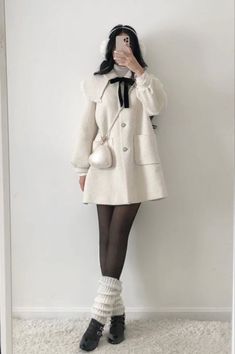 Cute Elegant Winter Outfits, Blair Waldorf Spring Outfits, Winter Outfit Leg Warmers, Cute Girly Outfits Winter, Coquette Outfit For Winter, Blair Winter Outfits, Cute Winter Outfits Coquette, Soft Girl Aesthetic Outfit Winter, Tights For Winter