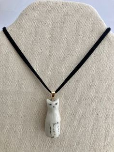 Handmade cat necklace made of white porcelain and hand-painted for individual cats-- theses are not made from replica molds! Unique gift for cat lovers, cat moms and cat dads -- or even for your own cat! Each clay cat pendant is painted with unique features and customized cat pendants are also available for an additional price (please send me a message on Etsy for more details).  I made these individual charms from porcelain clay that is durable and smooth to the touch. Unlike air-dry clay, porc Cat Memorial Jewelry, Ceramic Pendant Necklace, Clay Cat, Pottery Jewelry, Ceramic Cat, Cat Pendant, Cat Memorial, Cat Charm, Cat Pendants