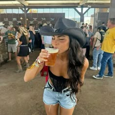 Rodeo Outfits Aesthetic, Rodeo Pictures Ideas, Nashville Photo Ideas, Line Dancing Outfit Country Women, Country Concert Picture Ideas, Country Festival Outfit Summer, Cowgirl Outfit Ideas, Grunge Country, Cowboy Outfits For Women