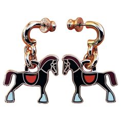 Cute and Beautiful Authentic Hermès Earrings In shape of horses Made of lacquered metal / rose gold plated finish (pinky gold) For pierced ears Colorway: "FAUBOURG" (pinky gold, coral orange saddle, burgundy mane and tail, white hooves) "HERMÈS", hallmarks and serial number engaved at back of each earring "HERMÈS PARIS -H- Made in France" engraved on each clasp Measurements: - Total height: 3,1 cm - Each horse is 2,2 cm at longest / 2 cm at highest Condition: New Condition. Never used. Would make a great gift ! Will come in their original Hermès box with dustbag and booklet These earrings are garanteed authentic and will be shipped immediately Thank you for watching my items ! Hermes Horse, Horse Earrings, Mane N Tail, Hermes Box, Earrings Rose Gold, Vintage Hermes, Jane Birkin, Hermes Paris, Coral Orange