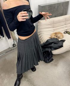 Cool Long Skirt Outfits, Clothing Inspiration Aesthetic, Long Skirt Outfit Winter, Long Skirt Outfits Fall, Long Skirt Winter Outfit, Pleated Long Skirt Outfit, Paris Style Outfits, Pleated Grey Skirt, Paris Outfits Winter