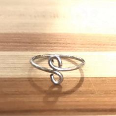 Infinity Lemniscate Double Swirl 925 Sterling Silver Wire Wrap Ring Size 7. Simple Elegance! Adjustable Larger Or Smaller So Could Also Be Used As A Midi Ring Or Toe Ring! New. If You Want It, Don’t Let It Get Away Send Me An Offer! I Love To Do Bundle Order Discounts! Simple Wire Rings, Boho Rings Gold, Silver Wire Rings, Fossil Ring, Wire Wrap Ring, Armor Ring, Moon And Star Ring, Bracelets Patterns, Daisy Ring