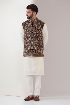 Pakistani Menswear, Paisley Embroidery, Men's Ethnic Wear, Pattern Embroidery, Thread Embroidery