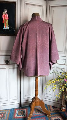 "Welcome! From the early 70s 80s. From Japan original Haori Jacket Oversize Size!! Fabric: Silk (really soft and light) Measurements: Jacket *Total Long: 29.13\" (74 cm) ; *Slevees Long: 16.92\" (43cm) * W since center to end of slevee: 26.37\" (67 cm) Thanks for stopping by" Vintage Outerwear With Kimono Sleeves For Winter, Vintage Winter Outerwear With Kimono Sleeves, Vintage Winter Kimono With Kimono Sleeves, Vintage Long Sleeve Kimono, Purple Kimono, Japanese Haori, Haori Jacket, Spain Fashion, Mid Century Vintage