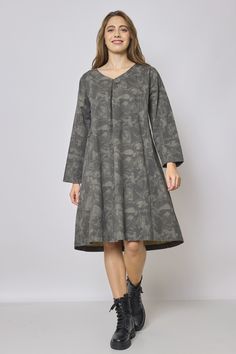 Description


Discover our magnificent gray cotton mid-length dress, perfect for fall-winter. Imagine yourself walking through a park covered in fall leaves, your gray dress making you look elegant and casual. Whether for a day at work or an outing with friends, this cotton dress will offer you optimal comfort while remaining trendy. Pair it with boots and a denim jacket for a casual-chic look. With our gray cotton mid-length dress, you'll be ready to face the cool days of fall and winter in sty Winter Cotton Midi Dress For Work, Winter Workwear Cotton Midi Dress, Winter Cotton Midi Dress, Cotton Dress For Workwear In Fall, Knee-length Cotton Dresses For Fall, Cotton Midi Dress For Fall, Gray Midi Dress For Fall, Gray Cotton Midi Dress, Gray Cotton Winter Dress