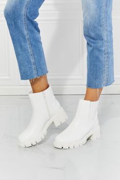 Lug Sole Chelsea Boots, White Chelsea Boots, Botas Chelsea, Lug Sole Boots, High Quality Shoes, Round Toe Heels, 5 Inch Heels, Urban Chic, What It Takes