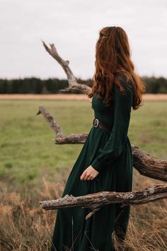 "This Vintage inspired Medieval and gothic dress Crafted with soft cotton linen in green hues, featuring pleated detail on the waist, this Long sleeve maxi dress will give you a perfect silhouette. This is a sophisticated, simple, timeless but also somehow contemporary. Wear this green dress for your leisurely life. DETAIL * Medium weight cotton linen blend fabric (50% Linen, 50% Cotton) * No lining, Don't see through * Two side seam pockets * Pleat detailed shoulder * Long Lantern sleeve * Righ Long Sleeve Cotton Dress, Dark Green Dress, Pleated Skirt Dress, Dress Modest, Estilo Hippie, Long Linen Dress, Medieval Dress, Autumn Dress, Vestidos Vintage