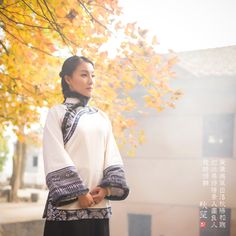 A traditional beauty standing in autumn, Hangzhou Bell Sleeve Top, Women's Top