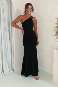 Backless Gown With Ruched Back, Black Long Formal Dress, Stretch Backless Dress With Ruched Back For Evening, Backless Ruched Evening Dress, Fitted Backless Dress With Sweep Train, Fitted Ruched Halter Dress For Gala, Fitted Halter Neck Dress With Sweep Train, Stretch Backless Evening Dress With Sweep Train, Stretch Backless Halter Evening Dress