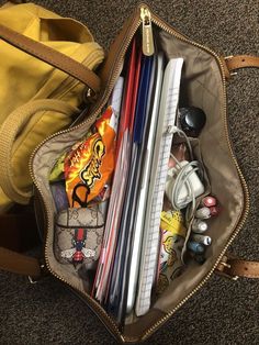 School Backpacks Highschool, Back To University, What's In My Purse, Middle School Outfits, College Bags