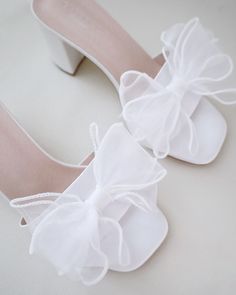 White Wedding Shoes Brides Heels Simple, Wedding Shoes Tulle Bow, Short Bride Heels, White Heel With Bow, Wedding Flats For Bride Sandals, Wedding Shower Outfit For Bride, Short White Heels, Wedding Shower Dresses, White Heels With Bow