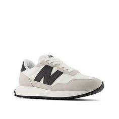 Black And White New Balance Shoes, Black And White Tennis Shoes, Cute Women’s Sneakers, Platform New Balance Outfit, Black Womens Sneakers, Trendy Shoes 2024, Black And White New Balance, Dress Sandals Flat, New Balance 237