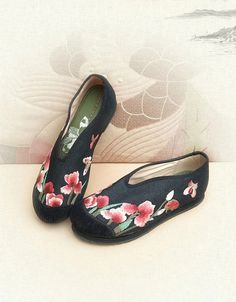 Ethnic Style Embroidery Comfortable Cotton Shoes — Obiono Traditional Embroidered Round Toe Sandals, Spring Embroidered Closed Toe Flats, Spring Floral Embroidery Closed Toe Flats, Spring Floral Embroidered Closed Toe Flats, Embroidered Low-top Canvas Shoes For Spring, Traditional Embroidered Round Toe Slippers, Chinese Style Shoes, Traditional Embroidered Slip-on Flats, Casual Floral Embroidery Slip-on Flats