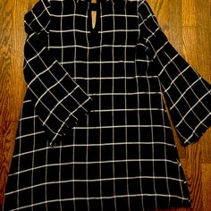 Beautiful Windowpane Style Long Sleeve Dress. Light Breathable Fabric, Hits At The Knee For A Great Boot Or Heel. Bell Sleeve Mini Dress For Date Night In Fall, Fall Bell Sleeve Mini Dress For Date Night, Fall Date Night Mini Dress With Bell Sleeves, Fall Date Night Dresses With Bell Sleeves, Fitted Mini Dress With Bell Sleeves For Work, Fall Workwear Midi Dress With Bell Sleeves, Fitted Bell Sleeve Mini Dress For Work, Workwear Mini Dress With Bell Sleeves, Chic Bell Sleeve Midi Dress For Fall