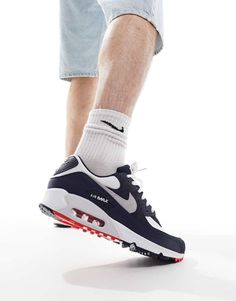 Zapatos, botas y zapatillas de Nike Diseño inspirado en el icónico estilo de los años 90 Diseño de corte medio Cierre con cordones Lengüeta y tobillo acolchados Detalle característico de Nike Entresuela de espuma con cámara Max Air visible Suela de goma resistente Iconic 90s, Nike Design, Leopard Print Baby, Shorts Co Ord, 90s Style, Curves Workout, Nike Air Max 90, Hoodies For Sale, White And Red