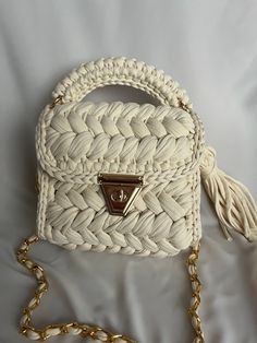 ✋ This bag is a handmade item.  🧶 T-shirt Yarn 📏 💭 Feel free to contact me.  🚚 We ship your orders within 1-3 days with Express shipping. Trendy Handmade Cream Shoulder Bag, Handmade White Bucket Shoulder Bag, Handmade White Bag For Daily Use, White Handmade Bag For Daily Use, Handmade White Bags For Daily Use, Trendy Handmade Cream Bags, Handmade White Bags For Gifts, White Handmade Square Bag, Casual White Handmade Shoulder Bag