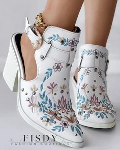 Fisdy - Elegantes botas con hebilla y tachuelas florales bordadas Buckled Boots, Cool Girl Outfits, Elegant High Heels, High Heel Slippers, Knit Shoes, Chic Type, Estilo Chic, Heel Slippers, Buckle Boots