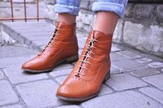 Fashioned in soft leather, these lace-up boots are your shortcut to cool, urban style. They feature brogues detailing, contrasting beige lace and sole. Upper - genuine leather, two options are available for inside lining - leather or wool-like material, sole - synthetic, lace-up fastening, heel - Womens Fall Boots, Ankle Lace Up Boots, Retro Boots, Womens Booties, Brogue Boots, Oxford Boots, Fall Boots, Custom Boots, Spring Boots