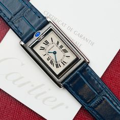 El Cartier Tank se lanzó allá por 1917 y es una de las series más antiguas del mundo de los relojes. Creado por el propio Louis Cartier, el diseño rectangular, a menudo imitado, rinde homenaje al tanque Renault FT-17 utilizado en la Primera Guerra Mundial y ha perdurado durante más de un siglo. Los primeros modelos Tank estaban equipados con un movimiento de cuerda manual diseñado por LeCoultre y se produjeron en pequeñas cantidades (menos de 6000 entre 1917 y 1969), lo que hace que las referencias anteriores a 1970 sean hallazgos muy raros en el mercado vintage. El Tank moderno ha evolucionado y se ha dividido en varias subseries, incluidas Tank Francaise y Tank Americaine, pero el núcleo de la colección sigue siendo el Tank Solo. Solo disponible con una esfera blanca tradicional con núme Blue Classic Cartier Watch, Classic Blue Cartier Watch, Timeless Blue Cartier Watch, Cartier Rectangular Analog Watch, Classic Blue Rectangular Watch Accessories, Vintage Cartier Watch With Rectangular Dial, Vintage Cartier Watch With Chronometer, Vintage Cartier Watch Accessories For Formal Occasions, Elegant Cartier Watch With Tachymeter