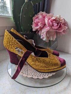 vintage Baroque Handmade Gold and Velvet Heels 3" Art Deco Gatsby Heels Cuir taille 7 Ces talons sont trop beaux !! Ils sont faits à la main et cela se voit car une semelle n'est pas entièrement collée. N'enlève rien aux talons. Ils sont complètement uniques. Bel état 😍 ❤ Un grand soin et une grande attention sont apportés à la sélection d'articles qui apporteront une nouvelle joie. Étant donné que ces pièces sont pré-aimées, elles peuvent montrer des signes de vieillissement ou des éraflures e Retro Low Heel Party Heels, Retro Round Toe Heels For Wedding, Vintage Party Heels With Round Toe, Vintage Heels With Round Toe For Parties, Vintage Heels With 4-inch Heel And Round Toe, Vintage Round Toe Heels For Party, Vintage Ankle Strap Heels With 4-inch Heel, Vintage Closed Toe Heels With 4-inch Heel, Vintage Wedding Heels With 4-inch Heel