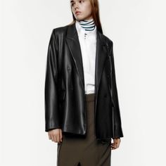 Elegant Blazer With Lapel Collar And Long Sleeves With Shoulder Pads Welt Pockets With Flap At Chest. Back Vent. Front Button Closure. New Long Blazer Coat, Zara Suits, Rains Long Jacket, Faux Leather Blazer, Blazer Zara, Black Leather Blazer, Olive Jacket, Elegant Blazers, Mesh Jacket