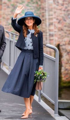 queen letizia of spain waves to the crowd as she arrives for her official state visit