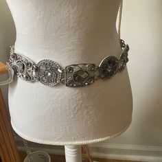 Measures Elegant Silver Metal Chain Belt, Silver Chain Belt For Evening, Elegant Chain Belt For Summer Evenings, Summer Evening Chain Belt, Bohemian Embellished Evening Jewelry, Elegant Silver Chain Belt For Evening, Embellished Summer Jewelry, Glamorous Embellished Jewelry For Festivals, Summer Silver Metal Chain Belt