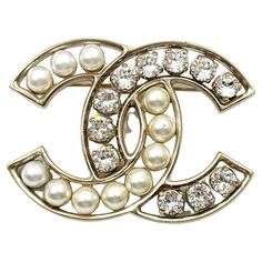 Chanel Gold Frame Pearl Crystal Large Brooch *Marked 14 *Made in France -Approximately 2.1″ x 1.5″. -Very classic and beautiful -The top 3 pearls are slightly whiter. There is a small scratch on 1 pearl. -In a very good condition. AB2184-00427 Chanel Brooch Farfetch, Pearl Crystal, Gold Frame, Made In France, Chanel, France, Crystals, Frame, Gold