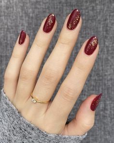 Fall Nails Bridesmaid, Fun February Nails, Nail Art Merah Simple, Fall Wedding Nails For Bride Burgundy, Cranberry Nails Fall, Elegant Holiday Nails, Dec Nails, Mum Nails, Quince Nails