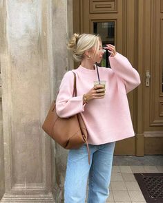 Introducing our Crew Neck Sweaters, where comfort meets chic sophistication. Elevate your winter wardrobe with these stylish and versatile sweaters that seamlessly blend warmth and fashion. Loose Pullover Sweater, Pull Rose, Oversized Turtleneck Sweater, Loose Pullover, Brown Bag, Mode Inspo, Loose Sweater