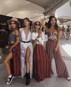 Music festival fashion Hippie Carnaval, Bonaroo Outfit, Electro Festival Outfit, 19 Bday, Mode Coachella, Look Da Festival, Hippie Festival Outfit, Coachella Theme Party, Festival Fashion Outfit