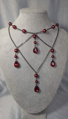 Beautiful red pearls and rhinestones. Cheap Red Gothic Jewelry, Cheap Vampire Style Jewelry For Halloween, Wedding Necklace Gothic, Red Gothic Accessories, Red Black Gold Jewelry, Vampire Jewelry Inspire Uplift ⭐, Medieval Jewelry Necklaces Red, Gothic Jewelry Victorian, Gothic Red Jewelry