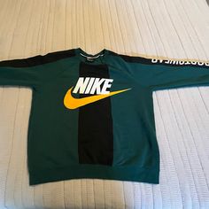 Good Condition, Never Worn Nike Sportswear Crewneck Sweatshirt. You’ll Be King Of The Playground Or Queen Of The Cafeteria With This Sweatshirt That Lets Everyone Know You Only Hangout With Winners. Casual Long Sleeve T-shirt For Gym, Green Sportswear T-shirt For Sports, Sporty Long Sleeve T-shirt With Logo Print, Sporty Nike Team-colored Hoodie, Sporty Nike Hoodie In Team Colors, Nike Sporty Team-colored Hoodie, Sportswear Long Sleeve T-shirt With Graphic Print, Sporty Cotton T-shirt With Ribbed Cuffs, Long Sleeve Cotton Sportswear T-shirt