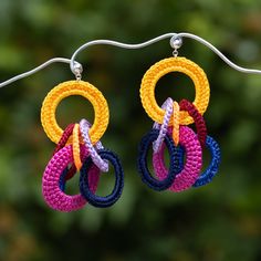 Boucles oreilles avec multiples couleurs crochetées à la main par Atelier Chicoine Handmade Vibrant Drop Earrings, Vibrant Handmade Drop Earrings, Vibrant Beach Earrings, Handmade Colorful Earrings For Beach, Handmade Colorful Summer Earrings, Colorful Handmade Earrings For Summer, Elegant Multicolor Handmade Hoop Earrings, Colorful Handmade Hoop Earrings, Handmade Colorful Summer Hoop Earrings