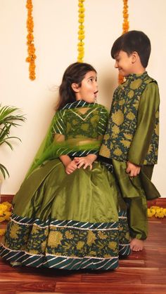 Bachapan Idika Green Lehenga Set – Fledgling Wings घाघरा चोली, Blouse Lehenga, Kids Ethnic Wear, Lehenga Dupatta, Kids Dress Collection, Kurta Cotton, Silk Pant, Kids Blouse Designs, Kurta Pant Set