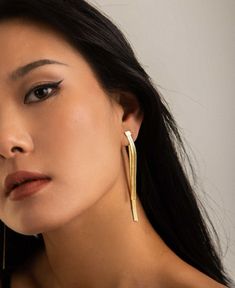 Ces longues boucles d'oreilles à pampilles parfaites au quotidien sont composées de deux fils à chevrons dorés brillants formant des vestes d'oreilles minimalistes. Minimal mais extraordinaire. Portez-le pour représenter votre foi et comme une déclaration de mode subtile.


 • SPÉCIFICATION •
 Pleine longueur : env. 80 millimètres
 Finition : Or PVD 18 carats. Sans nickel. Convient aux peaux sensibles. Ear Jacket Earring Gold, Gold Thread Earrings, Subtle Fashion, Tassel Earing, Ear Jacket Earring, Earring Jackets, Long Tassel Earrings, Thread Earrings, Long Fringes