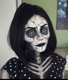 Coraline Sfx Makeup, Coraline Mom Makeup, Coraline Face Paint, Caroline Makeup Halloween, Coraline Other Mother Makeup, Other Mother Coraline Makeup, Coraline Family Costume, Coraline Mom Costume, Coraline Makeup Ideas