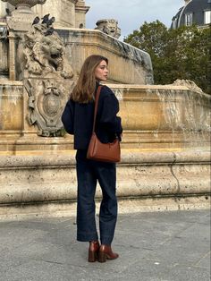 Navy And Brown Aesthetic, Camille Pidoux Style, Brown Handbag Outfit, Navy And Brown, Casual Style Outfits