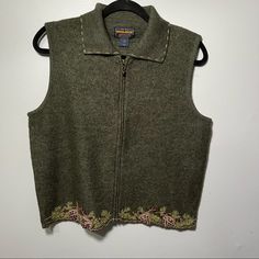 Cutest Hunter Green Acorn Sweater Vest. Acorn Trim Detail Design. The Zipper Pull Is A Tiny Acorn. 100% Wool So It Will Be Super Warm. Womens Size Medium Acorn Sweater, Retro Dark Academia, Tiny Acorn, Light Grunge, Boheme Chic, Vintage Woolrich, Detail Design, Granola Girl, Zip Up Sweater