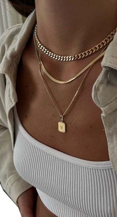 Pretty Jewelry Necklaces, Luxe Jewelry, Stacked Necklaces, Gold Armband, Jewelry Accessories Ideas, Jewelry Fashion Trends, Jewelry Lookbook