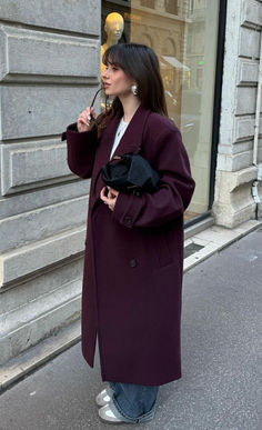 Outfits With Long Coats Winter, Short Hair Fall Outfits, Fall Outfits 2024 Aesthetic, Tomboy Feminine Outfits, Dark Colours Outfit, Burgundy Coat Outfit Winter, Burgundy Outfit Aesthetic, Fall Outfits Hijab, Cute Rain Outfits